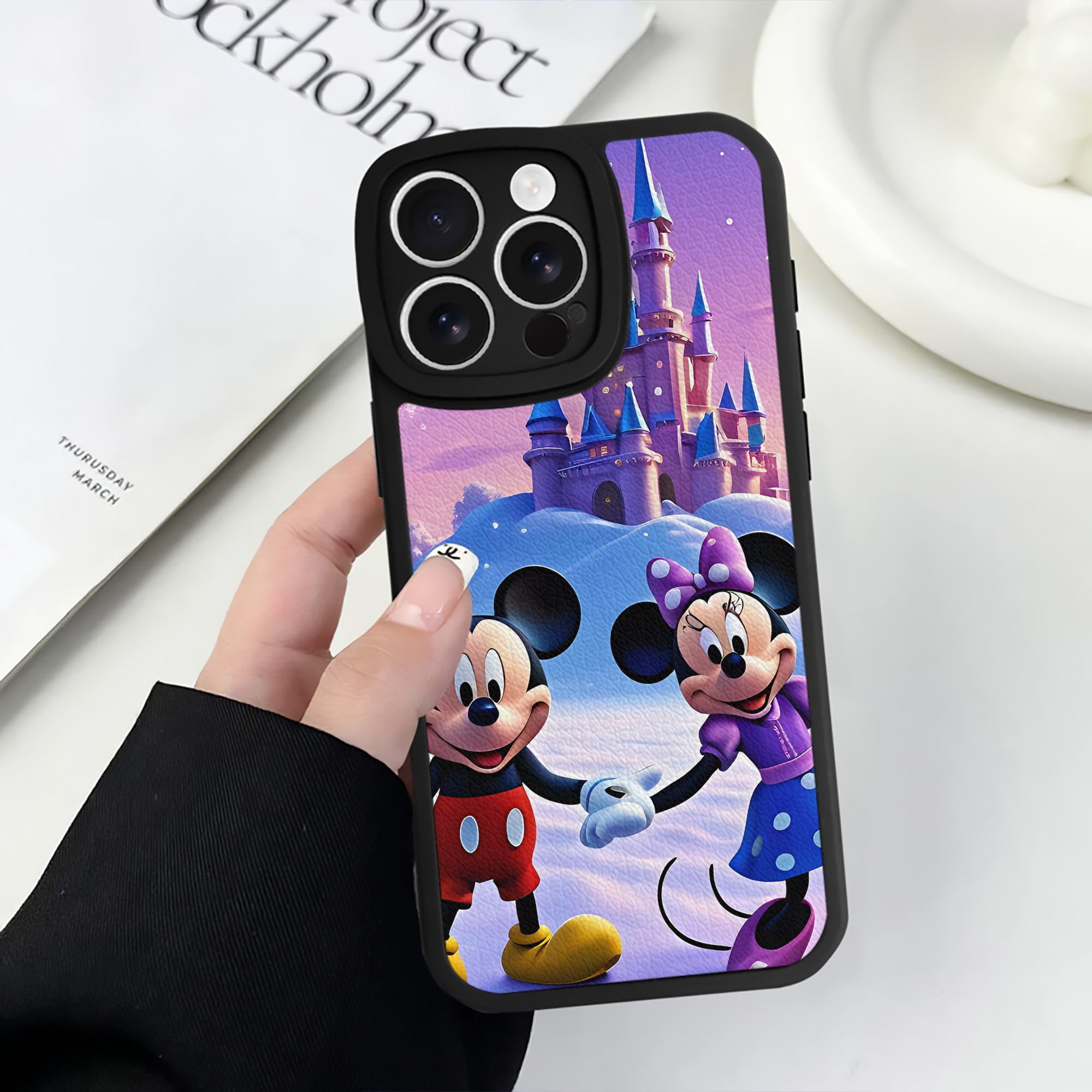 （画像用） ミッキーマウス Mickey Mouse 【iPhone 16シリーズ対応】シリコンスマホケース（レザー調） 材質：シリコン